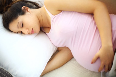 https://helppreg.com/wp-content/uploads/2020/04/pregnant-women-sleep-on-side.jpg